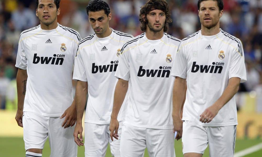 Fotografía de Alberto Martín/ma, en la que puede verse en una imagen de archivo del 24 de agosto de 2009 a Álvaro Arbeloa (2i) y Xabi Alonso (1d) cuando fueron presentados como nuevos futbolistas del Real Madrid. EFE