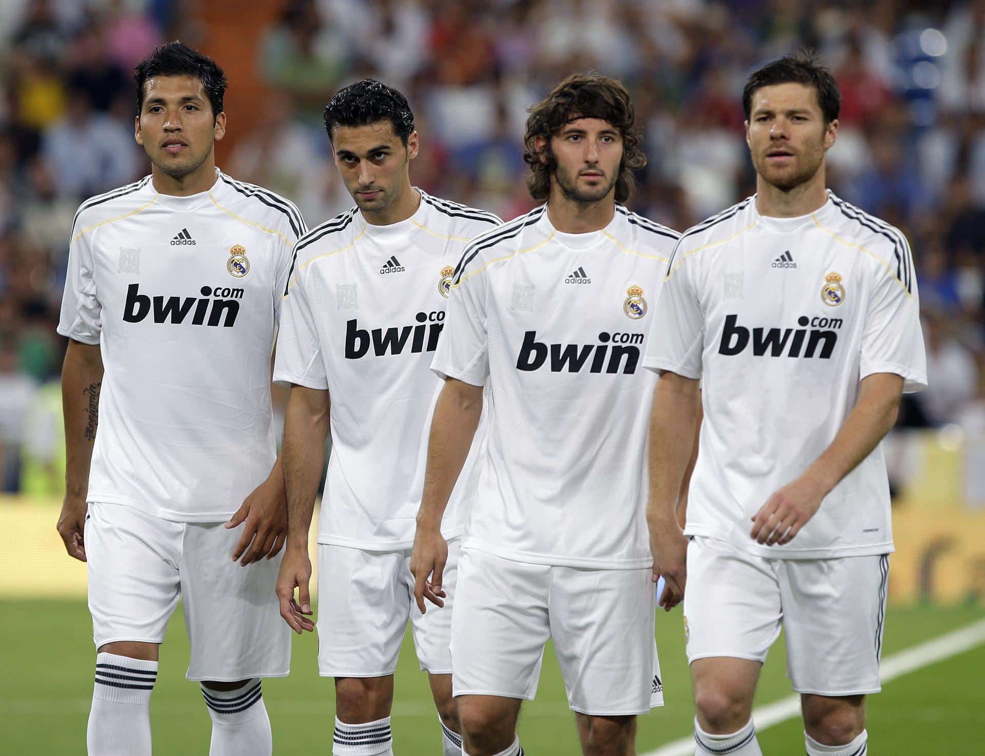 Fotografía de Alberto Martín/ma, en la que puede verse en una imagen de archivo del 24 de agosto de 2009 a Álvaro Arbeloa (2i) y Xabi Alonso (1d) cuando fueron presentados como nuevos futbolistas del Real Madrid. EFE