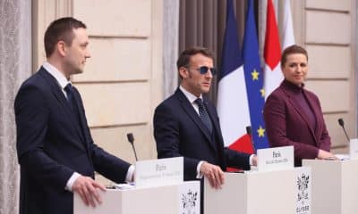 El presidente francés, Emmanuel Macron, junto a la primera ministra danesa, Mette Frederiksen, y el primer ministro de Groenlandia, Jens Frederik Nielsen. EFE/EPA/THOMAS PADILLA / POOL MAXPPP OUT