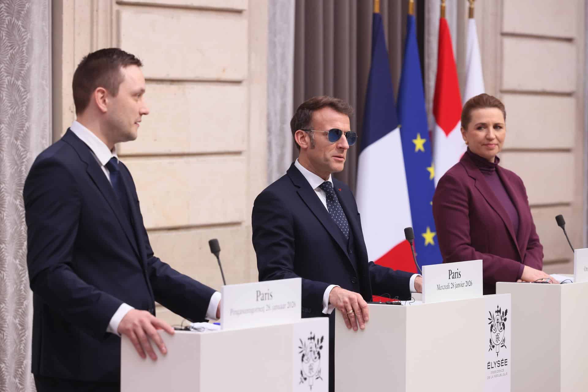 El presidente francés, Emmanuel Macron, junto a la primera ministra danesa, Mette Frederiksen, y el primer ministro de Groenlandia, Jens Frederik Nielsen. EFE/EPA/THOMAS PADILLA / POOL MAXPPP OUT