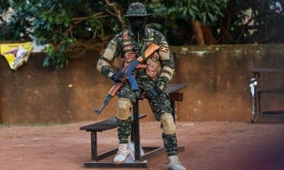 Un miembro de las fuerzas de seguridad de Uganda opera durante la apertura de las urnas en las elecciones presidenciales en Kampala, Uganda, 15 de enero de 2026. 
EFE/EPA/DANIEL IRUNGU
 
//////////
 
KAMPALA (Uganda), 15/01/2026.- A member of Uganda security forces operates during the opening of ballot boxes during the presidential elections in Kampala, Uganda, 15 January 2026. Eight presidential candidates, including incumbent Yoweri Museveni and NUP candidate Bobi Wine, are vying for the presidency. (Elecciones) EFE/EPA/DANIEL IRUNGU