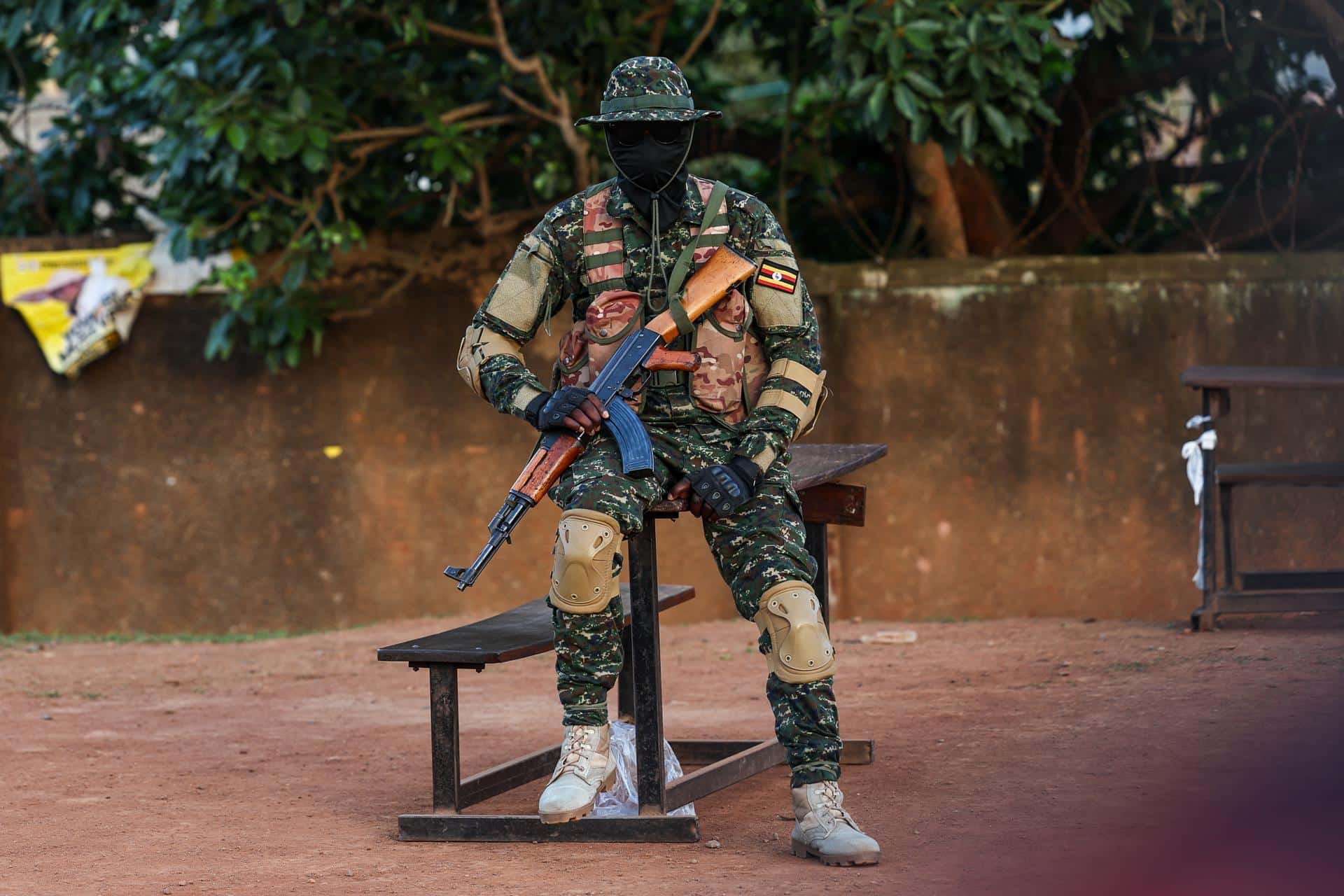 Un miembro de las fuerzas de seguridad de Uganda opera durante la apertura de las urnas en las elecciones presidenciales en Kampala, Uganda, 15 de enero de 2026. 
EFE/EPA/DANIEL IRUNGU
 
//////////
 
KAMPALA (Uganda), 15/01/2026.- A member of Uganda security forces operates during the opening of ballot boxes during the presidential elections in Kampala, Uganda, 15 January 2026. Eight presidential candidates, including incumbent Yoweri Museveni and NUP candidate Bobi Wine, are vying for the presidency. (Elecciones) EFE/EPA/DANIEL IRUNGU