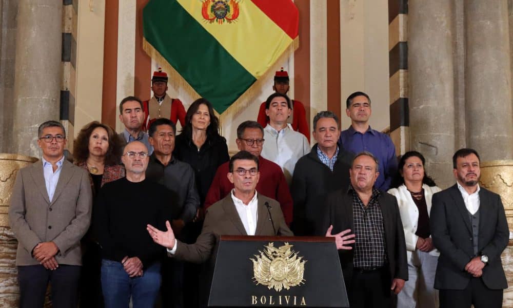 Fotografía cedida por la Presidencia de Bolivia que muestra al presidente de Bolivia, Rodrigo Paz (c), junto a su gabinete de Gobierno este domingo, en La Paz (Bolivia). EFE/ Presidencia de Bolivia  /SOLO USO EDITORIAL NO VENTAS /SOLO DISPONIBLE PARA ILUSTRAR LA NOTICIA QUE ACOMPAÑA (CRÉDITO OBLIGATORIO)