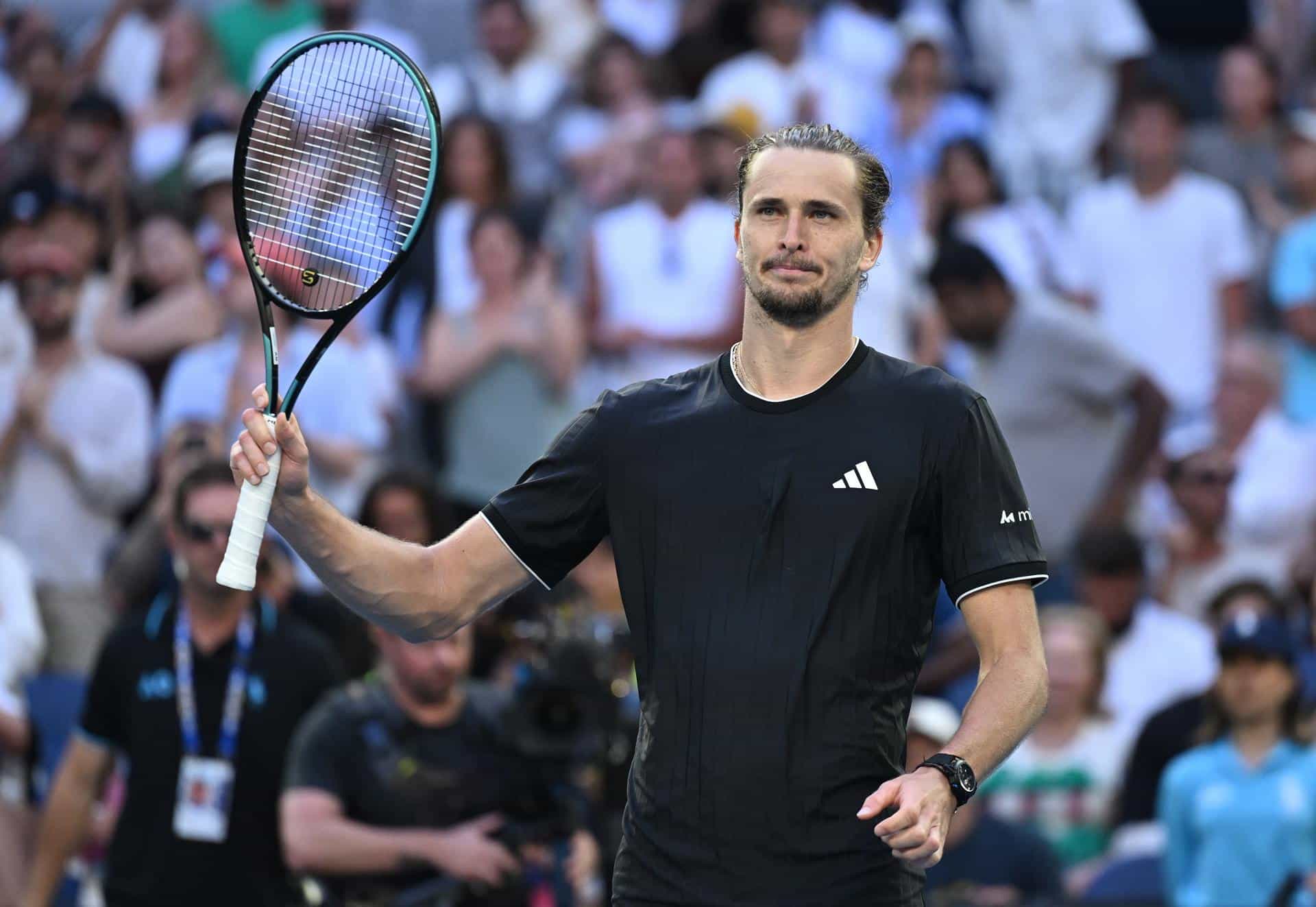 El tenista alemán Alexander Zverev celebra después de ganar el partido contra el argentino Francisco Cerundolo en el Abierto de Australia de tenis en Melbourne. EFE/EPA/JAMES ROSS AUSTRALIA AND NEW ZEALAND OUT