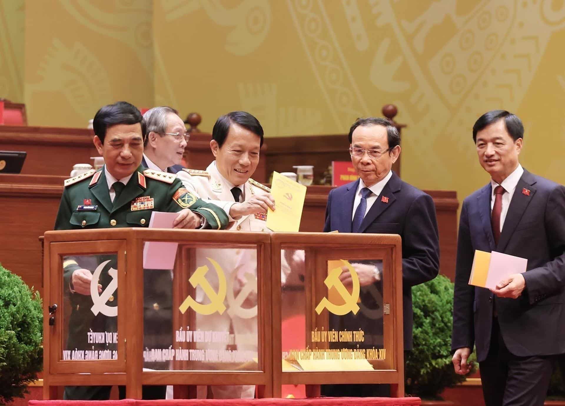 Los delegados del Partido Comunista de Vietnam votan a los miembros de su comité central.
EFE/EPA/VIETNAM NEWS AGENCY/HANDOUT HANDOUT EDITORIAL USE ONLY/NO SALES