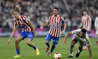 El centrocampista del Real Madrid Jude Bellingham (d) disputa un balón con el centrocampista del Atlético de Madrid Marcos Llorente (i) durante la semifinal de la Supercopa de España entre el Atlético de Madrid y el Real Madrid, este jueves en el Estadio Rey Abdullah, en Yeda. EFE/Kai Forsterling