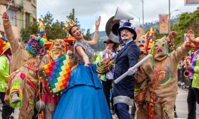 Fotografía cedida por prensa del Carnaval de Negros y Blancos de Pasto que muestra a integrantes de una comparsa en el 'Desfile de la Familia Castañeda' este domingo durante el Carnaval de Negros y Blancos, en Pasto (Colombia). EFE/ Prensa Carnaval de Negros y Blancos de Pasto