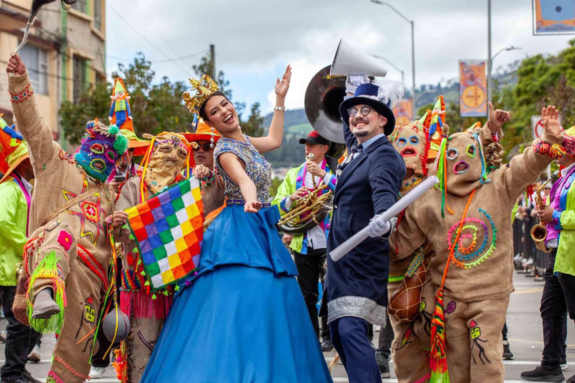 Fotografía cedida por prensa del Carnaval de Negros y Blancos de Pasto que muestra a integrantes de una comparsa en el 'Desfile de la Familia Castañeda' este domingo durante el Carnaval de Negros y Blancos, en Pasto (Colombia). EFE/ Prensa Carnaval de Negros y Blancos de Pasto