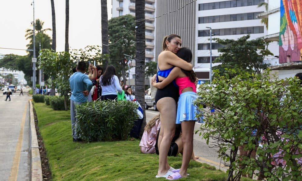 Turistas salen de un hotel tras un sismo este viernes, en Acapulco (México). EFE/ David Guzmán