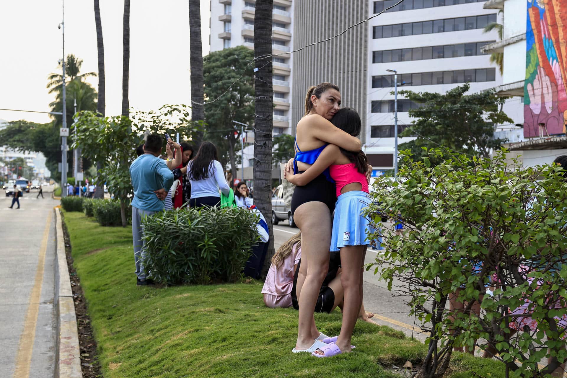 Turistas salen de un hotel tras un sismo este viernes, en Acapulco (México). EFE/ David Guzmán