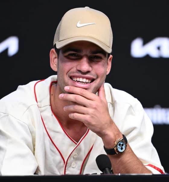 Carlos Alcaraz habló este viernes en Melbourne por primera vez de la ruptura profesional con su entrenador Juan Carlos Ferrero, con quien trabajó durante siete años, y dijo durante una conferencia de prensa que se trató de una "decisión mutua" y que se trataba de "un capítulo que tenía que terminar". EFE/EPA/JOEL CARRETT (EDITORIAL USE ONLY AUSTRALIA AND NEW ZEALAND OUT)