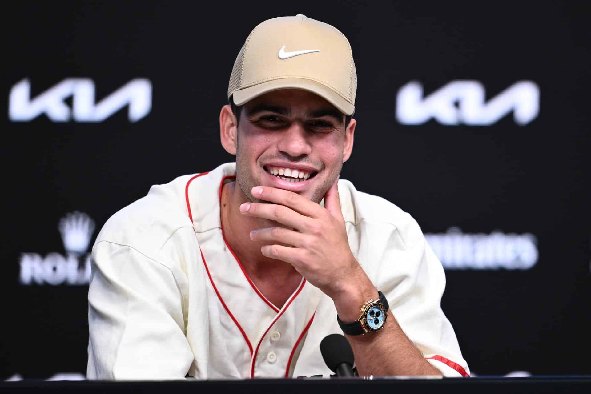 Carlos Alcaraz habló este viernes en Melbourne por primera vez de la ruptura profesional con su entrenador Juan Carlos Ferrero, con quien trabajó durante siete años, y dijo durante una conferencia de prensa que se trató de una "decisión mutua" y que se trataba de "un capítulo que tenía que terminar". EFE/EPA/JOEL CARRETT (EDITORIAL USE ONLY AUSTRALIA AND NEW ZEALAND OUT)