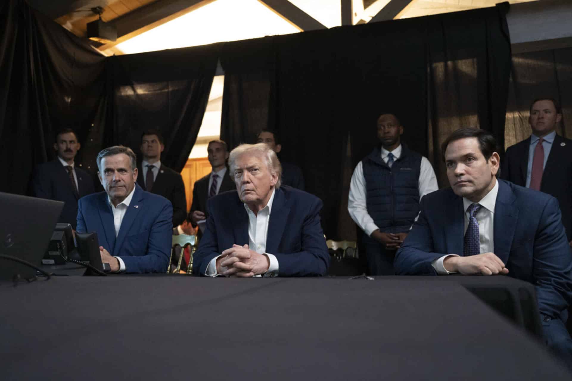 Donald Trump publica una foto de él junto al secretario de Estado, Marco Rubio (d), siguiendo la operación "Resolución Absoluta", el operativo de Trump para derrocar a Maduro, en su red Truth Social. EFE/Trump en Truth Social -SOLO USO EDITORIAL/SOLO DISPONIBLE PARA ILUSTRAR LA NOTICIA QUE ACOMPAÑA (CRÉDITO OBLIGATORIO)-