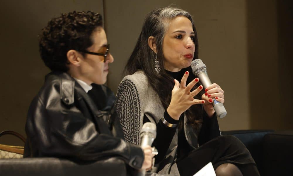 La directora del Museo Franz Mayer, Giovana Jaspersen (d), y el analista de moda, Manu Styling, participan en una rueda de prensa este lunes, en Ciudad de México (México). EFE/ Sáshenka Gutiérrez