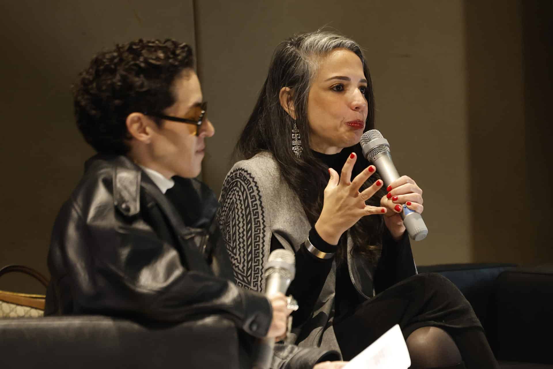 La directora del Museo Franz Mayer, Giovana Jaspersen (d), y el analista de moda, Manu Styling, participan en una rueda de prensa este lunes, en Ciudad de México (México). EFE/ Sáshenka Gutiérrez