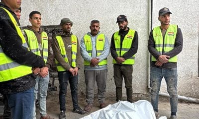 Al menos cinco palestinos han muerto este miércoles por la mañana en dos ataques del Ejército de Israel en Gaza, tres de ellos en el centro del enclave y dos en el sur, según los hospitales Mártires de Al Aqsa y Nasser.  Dos de los muertos son niños, según la información difundida por la agencia oficial palestina de noticias, Wafa. En Deir al Balah (centro de Gaza), un ataque de artillería mató a Sarhan Muhammad Sarhan Al Rajoudi (13 años); mientras que en Jan Yunis, en el sur, disparos de las tropas israelíes acabaron con la vida de Mutasim Allah Al Sharafi (también de 13 años). En la imagen, uno de los fallecidos este miércoles en los ataques, permanece en el hospital Mártires de Al Aqsa. EFE/