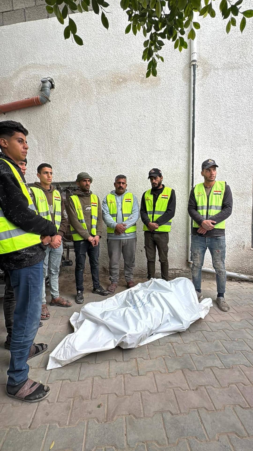 Al menos cinco palestinos han muerto este miércoles por la mañana en dos ataques del Ejército de Israel en Gaza, tres de ellos en el centro del enclave y dos en el sur, según los hospitales Mártires de Al Aqsa y Nasser.  Dos de los muertos son niños, según la información difundida por la agencia oficial palestina de noticias, Wafa. En Deir al Balah (centro de Gaza), un ataque de artillería mató a Sarhan Muhammad Sarhan Al Rajoudi (13 años); mientras que en Jan Yunis, en el sur, disparos de las tropas israelíes acabaron con la vida de Mutasim Allah Al Sharafi (también de 13 años). En la imagen, uno de los fallecidos este miércoles en los ataques, permanece en el hospital Mártires de Al Aqsa. EFE/