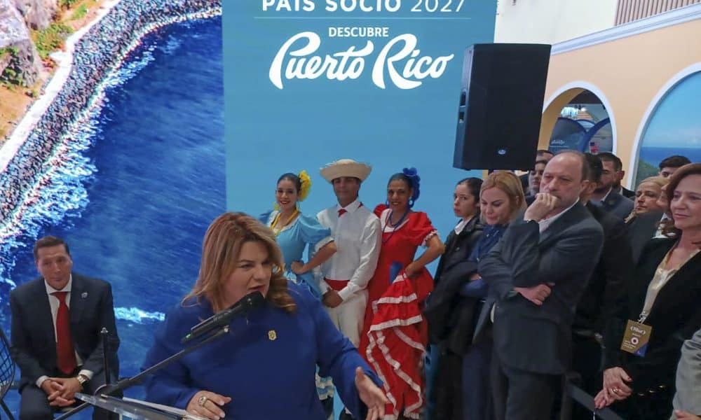 La gobernadora de Puerto Rico, Jennifer González Colón, interviene en su estand de la Fitur 2026. Imagen de archivo. EFE/Jesús Lozano