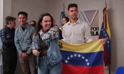 La referente opositora y secretaria general del Foro Argentino para la Defensa de la Democracia (FADD), Elisa Trotta (c), reacciona este sábado en el Centro Venezolano Argentino en Buenos Aires (Argentina). Es un día que estuvimos esperando durante tantos años. EFE/ Adán González