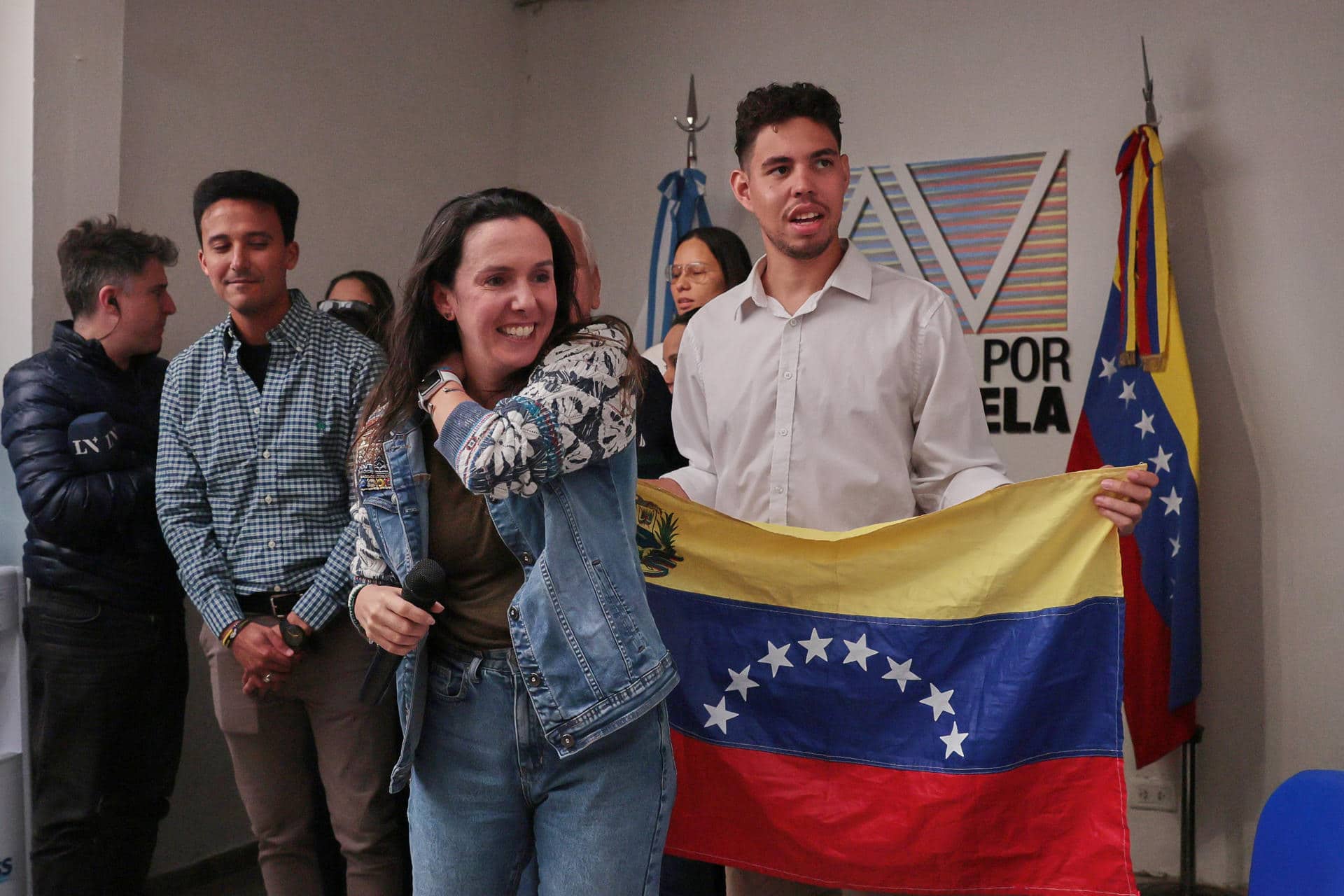 La referente opositora y secretaria general del Foro Argentino para la Defensa de la Democracia (FADD), Elisa Trotta (c), reacciona este sábado en el Centro Venezolano Argentino en Buenos Aires (Argentina). Es un día que estuvimos esperando durante tantos años. EFE/ Adán González