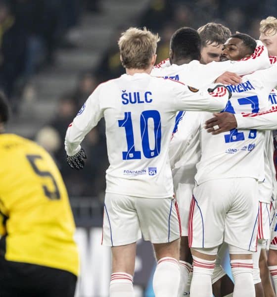 El jugador del Lyon Ainsley Maitland-Niles (2-D) celebra con sus compañeros el 0-1 de su equipo ante el Young Boys en la Liga Europa. EFE/EPA/ALESSANDRO DELLA VALLE