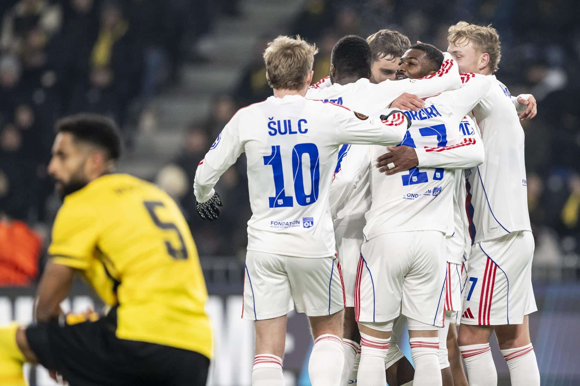 El jugador del Lyon Ainsley Maitland-Niles (2-D) celebra con sus compañeros el 0-1 de su equipo ante el Young Boys en la Liga Europa. EFE/EPA/ALESSANDRO DELLA VALLE