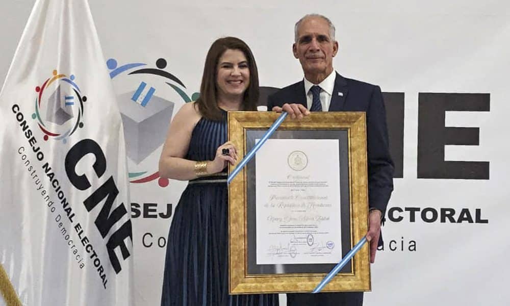 Fotografía cedida por el Concejo Nacional Electoral de Honduras (CNE) donde se observa al electo presidente de Honduras, Nasry Asfura, recibiendo una credencial por parte de la consejera del CNE, Cossette López, este miércoles, en Tegucigalpa (Honduras). EFE/ Concejo Nacional Electoral