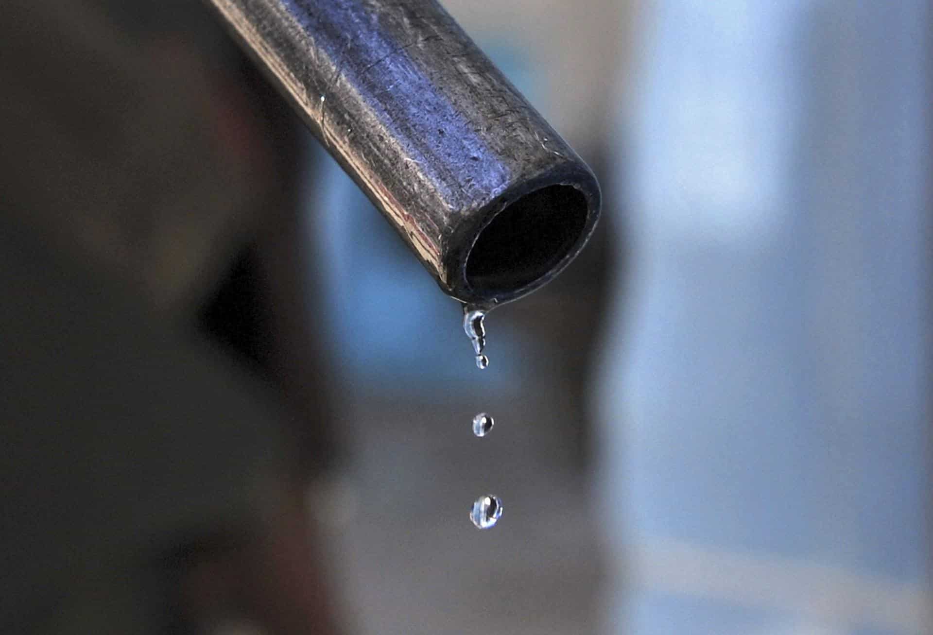 Fotografía de archivo que muestra un grifo que gotea en una estación de gasolina en Saná (Yemen). La alianza petrolera OPEP+, liderada por Arabia Saudí y Rusia, produjo el pasado mes una media de 42,83 millones de barriles diarios (mbd) de crudo, con lo que redujo su bombeo en 238.000 bd (un 0,5 %) con respecto al nivel de noviembre. EFE/Yahya Arhab