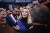La eurodiputada francesa del grupo ECR Marion Marechal Le Pen (C) se une a miembros de la policía francesa mientras gritan consignas y sostienen una pancarta durante una manifestación nacional en París, Francia, el 31 de enero de 2026, exigiendo mejores salarios y condiciones laborales. (Protestas, Francia) EFE/EPA/YOAN VALAT
