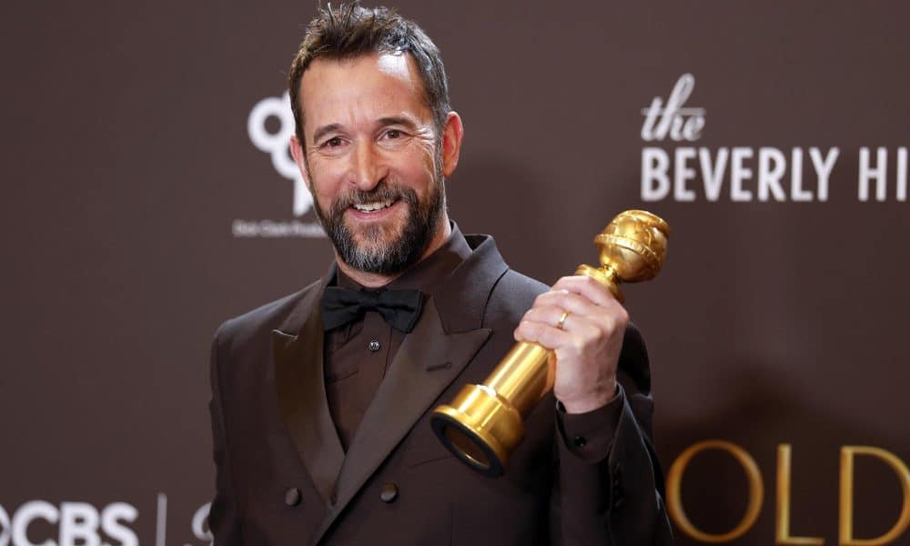 El actor estadounidense Noah Wyle posa en la sala de prensa con el premio a la Mejor Interpretación de un Actor en una Serie de Televisión - Drama por 'The Pitt' durante la 83ª edición de los Globos de Oro en el hotel Beverly Hilton de Beverly Hills, California, Estados Unidos, 11 de enero de 2026. Los Globos de Oro reconocen los logros sobresalientes en las industrias cinematográficas y televisivas a nivel mundial. EFE/CHRIS TORRES