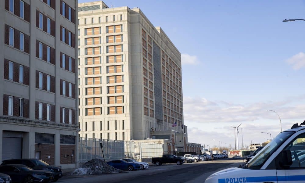 Fotografía que muestra el Centro Metropolitano de Detención de Brooklyn (MDC), donde se encuentra el presidente de Venezuela, Nicolás Maduro, este domingo en Nueva York (EE.UU.). EFE/ Angel Colmenares