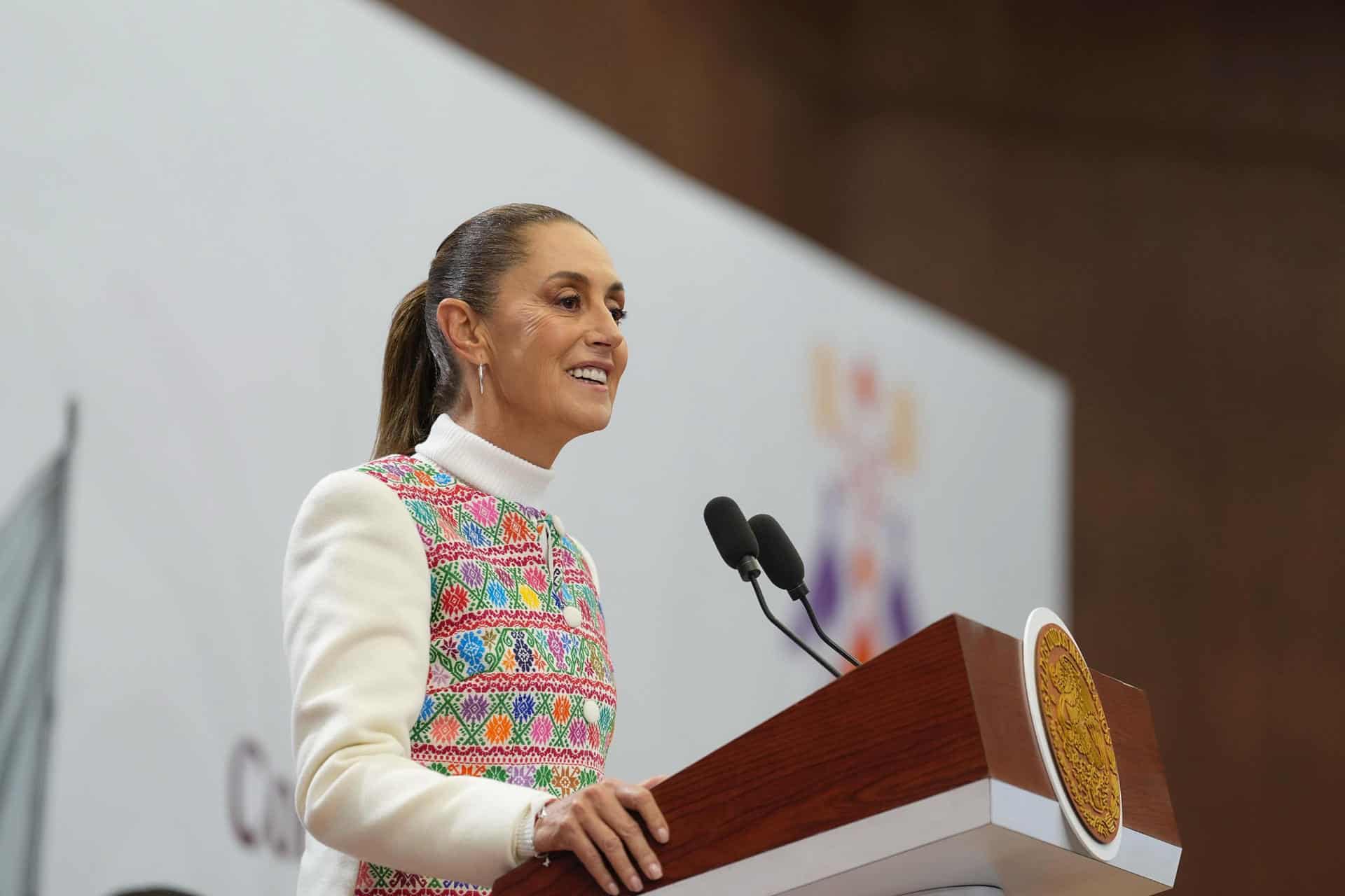Fotografía cedida por la presidencia de México que muestra a la mandataria, Claudia Sheinbaum, hablando en una rueda de prensa este jueves, en Puebla (México). EFE/ Presidencia de México /SOLO USO EDITORIAL/ NO VENTAS/ SOLO DISPONIBLE PARA ILUSTRAR LA NOTICIA QUE ACOMPAÑA (CRÉDITO OBLIGATORIO)