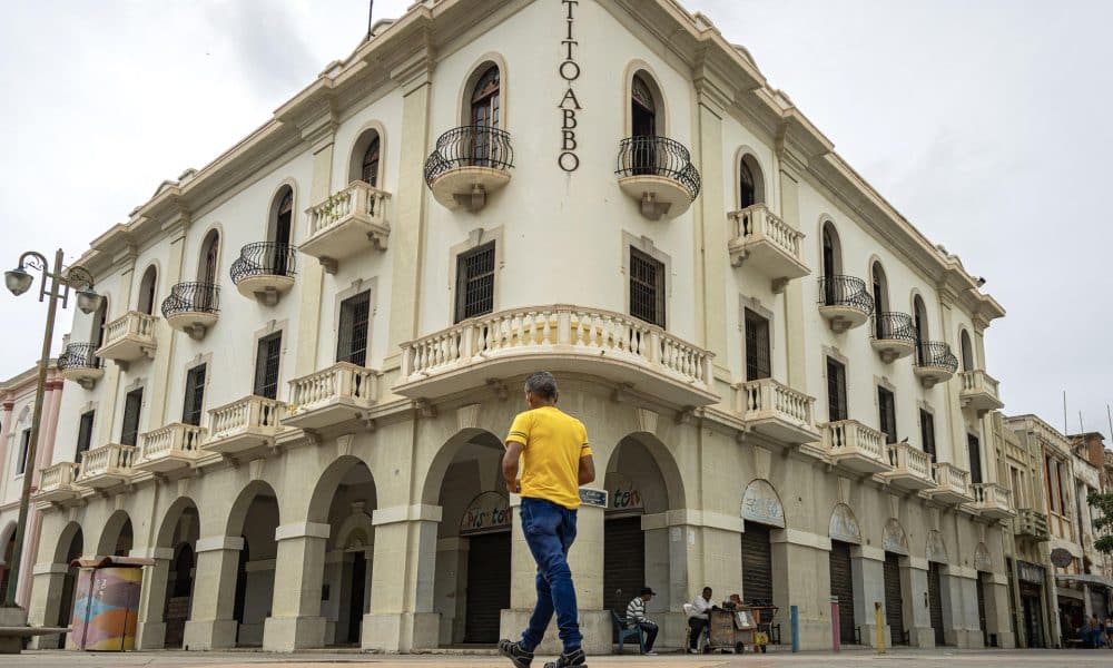 Un hombre camina por una calle en Maracaibo (Venezuela). EFE/ Henry Chirinos