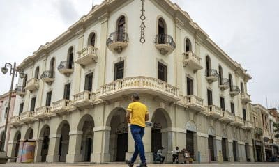 Un hombre camina por una calle en Maracaibo (Venezuela). EFE/ Henry Chirinos
