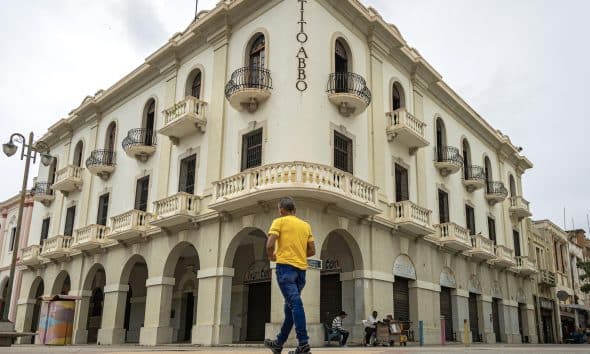 Un hombre camina por una calle en Maracaibo (Venezuela). EFE/ Henry Chirinos