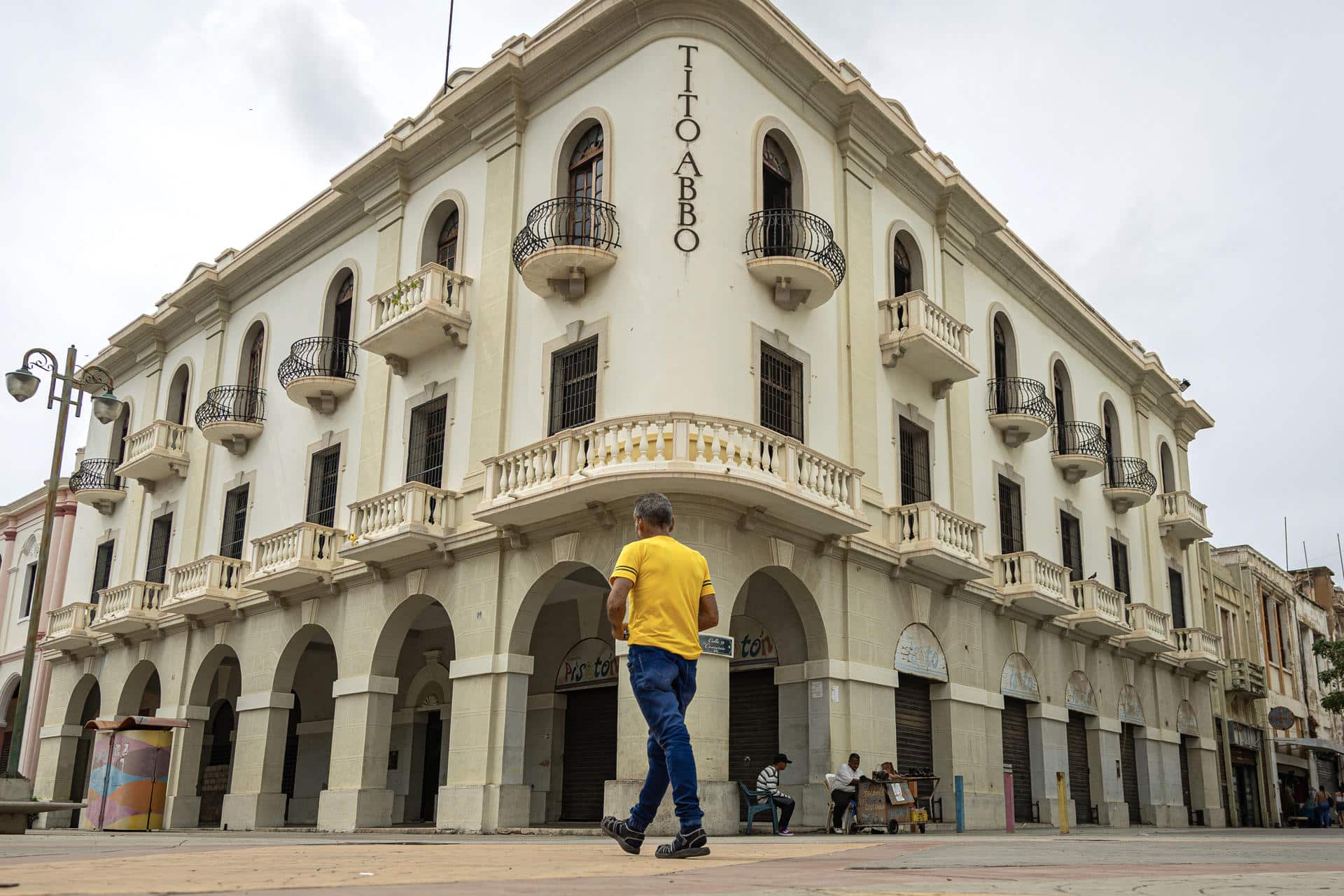 Un hombre camina por una calle en Maracaibo (Venezuela). EFE/ Henry Chirinos