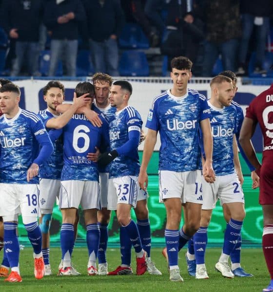Los jugadores del Como 1907' celebran el gol del medio Maxence Caqueret durante el partido de la Serie A que han jugado Como 1907 y Torino FC en el Giuseppe Sinigaglia stadium de Como, Italia. EFE/EPA/ROBERTO BREGANI