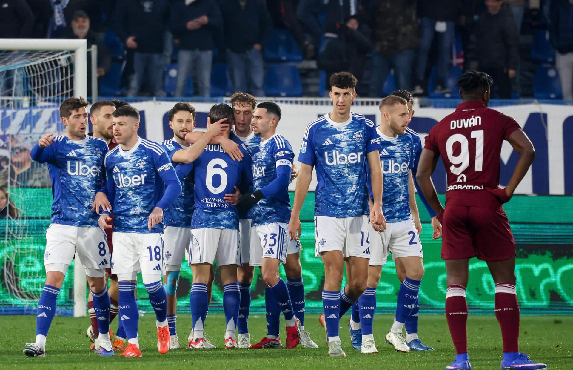 Los jugadores del Como 1907' celebran el gol del medio Maxence Caqueret durante el partido de la Serie A que han jugado Como 1907 y Torino FC en el Giuseppe Sinigaglia stadium de Como, Italia. EFE/EPA/ROBERTO BREGANI