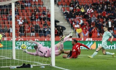 El delantero del Real Mallorca Vedat Muriqi remata para marcar su segundo gol contra el Athletic Club de Bilbao, durante el partido de LaLiga EA Sports entre el Real Mallorca y el Athletic Club de Bilbao, este sábado en el estadio Son Moix en Palma.-EFE/Cati Cladera