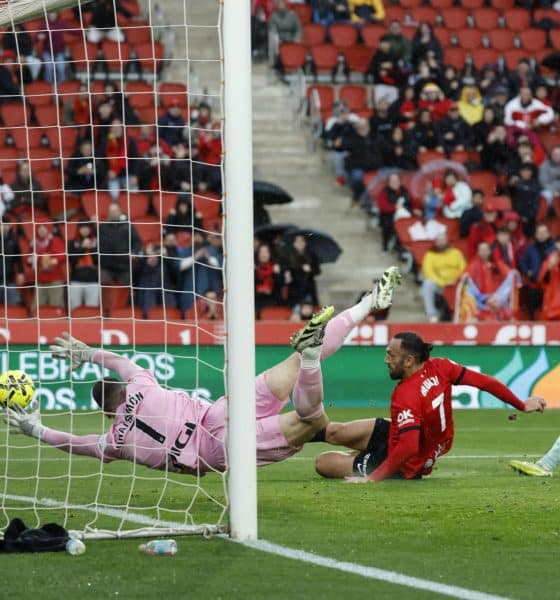 El delantero del Real Mallorca Vedat Muriqi remata para marcar su segundo gol contra el Athletic Club de Bilbao, durante el partido de LaLiga EA Sports entre el Real Mallorca y el Athletic Club de Bilbao, este sábado en el estadio Son Moix en Palma.-EFE/Cati Cladera