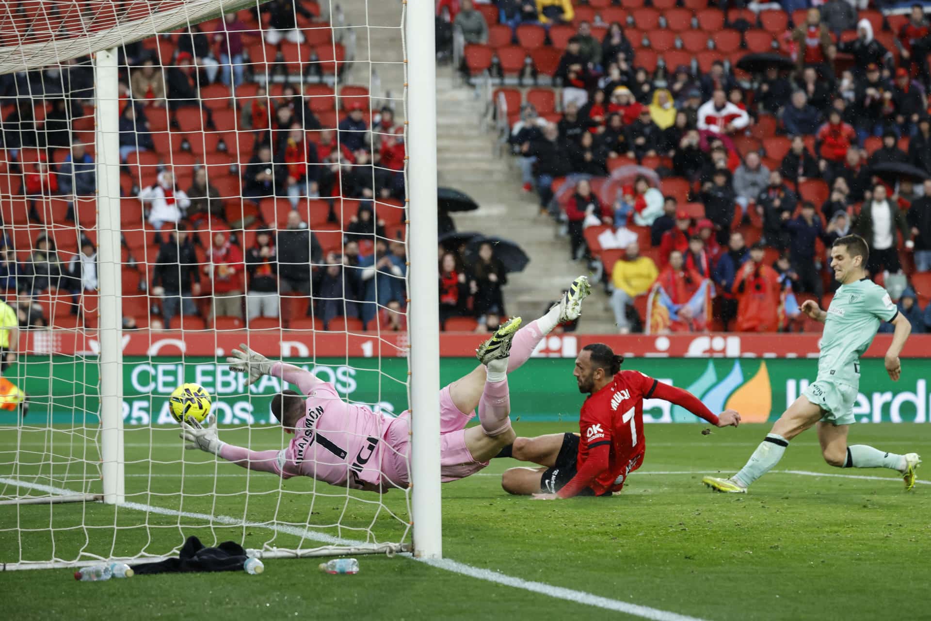 El delantero del Real Mallorca Vedat Muriqi remata para marcar su segundo gol contra el Athletic Club de Bilbao, durante el partido de LaLiga EA Sports entre el Real Mallorca y el Athletic Club de Bilbao, este sábado en el estadio Son Moix en Palma.-EFE/Cati Cladera