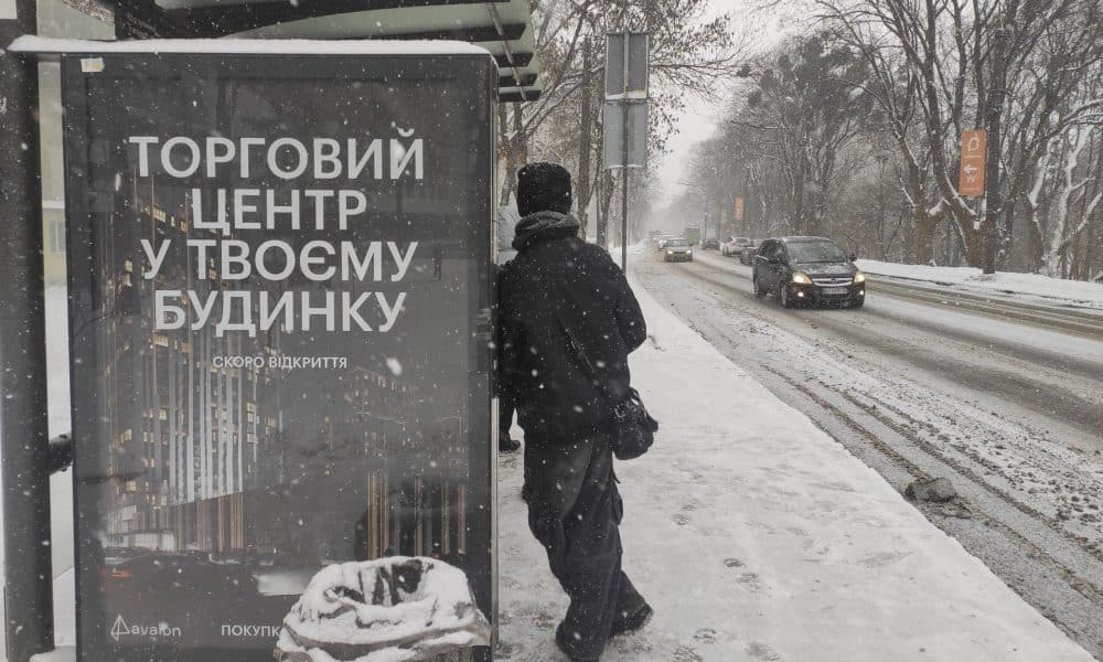 Personas en las calles nevadas este viernes en Leópolis (Ucrania). EFE/Rostyslav Averchuk