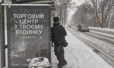 Personas en las calles nevadas este viernes en Leópolis (Ucrania). EFE/Rostyslav Averchuk