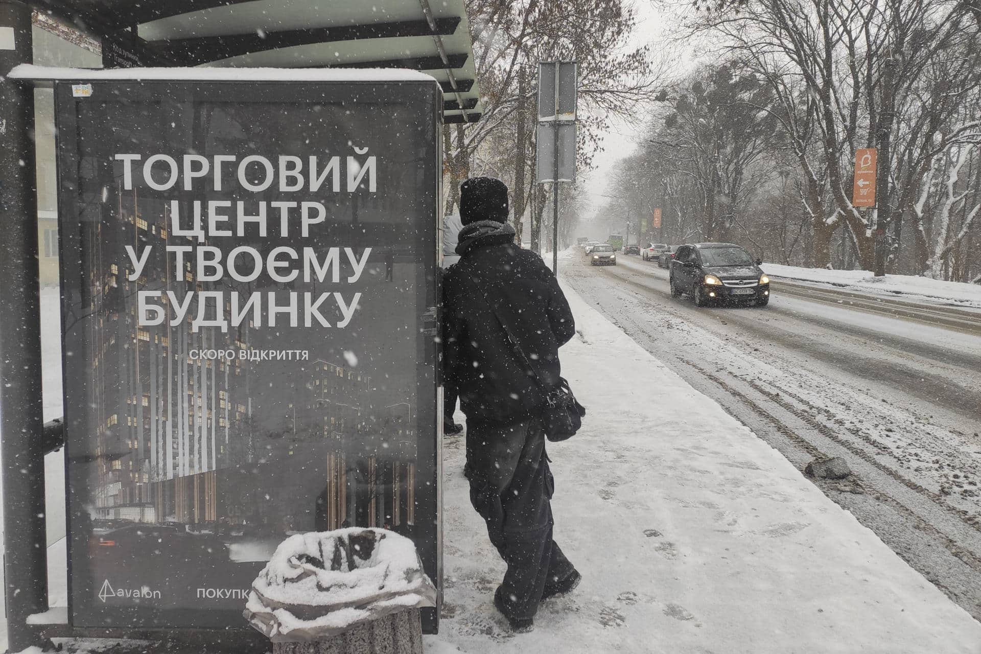 Personas en las calles nevadas este viernes en Leópolis (Ucrania). EFE/Rostyslav Averchuk