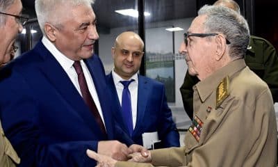 Fotografía cedida por Estudio Revolución que muestra al General de Ejército de Cuba, Raúl Castro (d), saludando al ministro del Interior de Rusia, Vladímir Kolokóltsev, durante una reunión este martes, en La Habana (Cuba). EFE/ Estudio Revolución