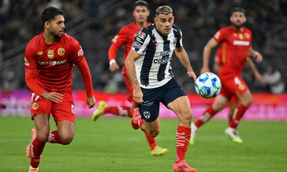Germán Berterame (d), de Monterrey, disputa el balón con Mauricio Isais, de Toluca, en un partido por la jornada 1 del Torneo Clausura 2026 en el estadio BBVA, en Guadalupe (México). EFE/Miguel Sierra