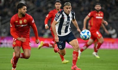 Germán Berterame (d), de Monterrey, disputa el balón con Mauricio Isais, de Toluca, en un partido por la jornada 1 del Torneo Clausura 2026 en el estadio BBVA, en Guadalupe (México). EFE/Miguel Sierra