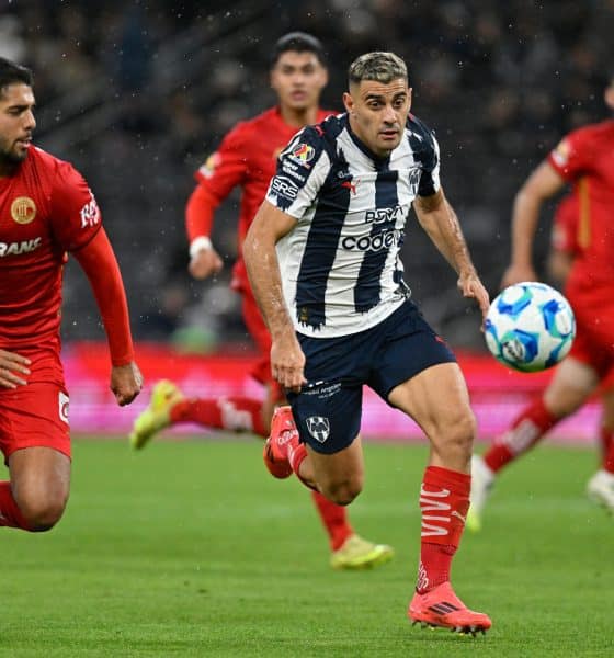 Germán Berterame (d), de Monterrey, disputa el balón con Mauricio Isais, de Toluca, en un partido por la jornada 1 del Torneo Clausura 2026 en el estadio BBVA, en Guadalupe (México). EFE/Miguel Sierra