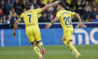 El centrocampista del Villarreal Alberto Moleiro (d) celebra tras anotar el primer gol del equipo durante el partido de la jornada 19 de LaLiga EA Sports que disputan Villarreal CF y el Alavés en el Estadio de la Cerámica en Villarreal. EFE/ Manuel Bruque