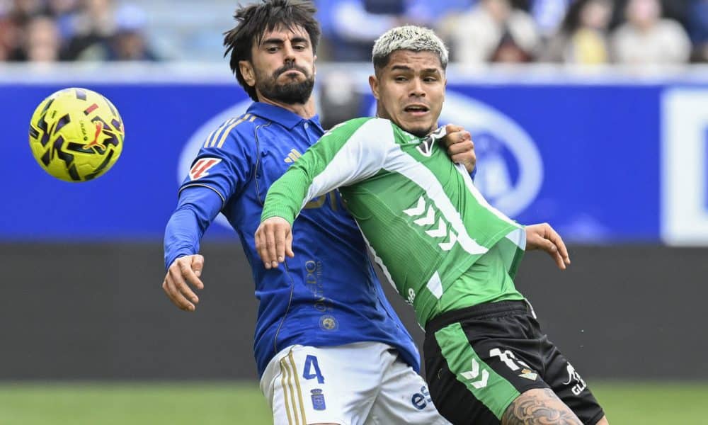 El delantero del Real Betis Cucho (d) disputa el balón con David Costas durante el partido correspondiente a la 19ª jornada de LaLiga entre el Real Oviedo y el Real Betis, este sábado, en Oviedo. EFE/ Eloy Alonso
